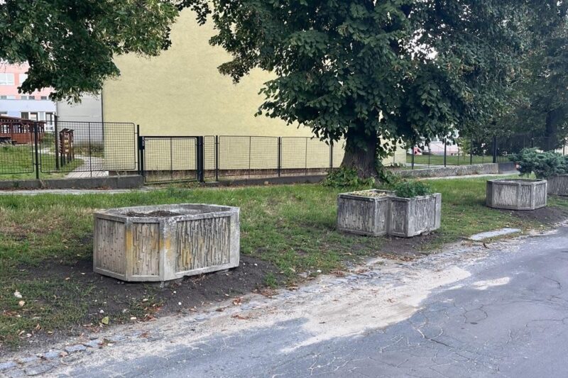 Lepší Lysá varuje: Co čeká rodiče před školou? Lysá nás spojuje „vyřešila“ dopravu květináči